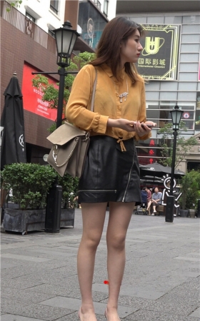 黑色皮裙小姐姐