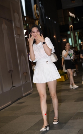 夜拍白色短裙美女(105P)