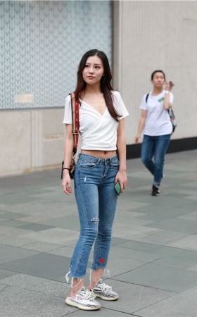 漂亮的极品露腰牛仔裤美女【套图+视频】