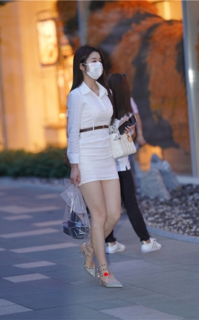 白色包臀裙美女(52P)