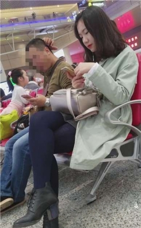 4k-高铁站候车室拍摄深蓝色丝袜打底的小眼睛萌妹子。