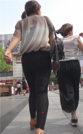 黑裤妹子