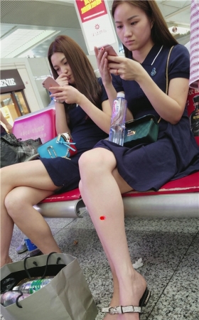 和闺蜜一起玩手机的裸腿美女