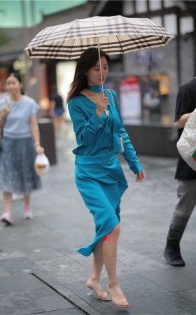 打伞的气质长裙美女(34P)