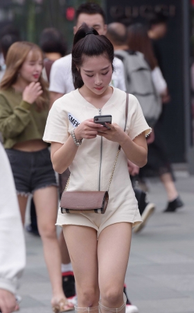 短裤美女 [13P]