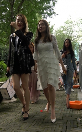 漂亮的白色连体裙小姐姐
