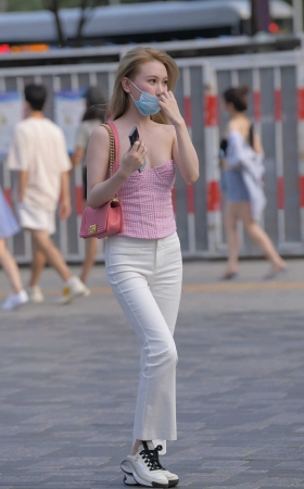 小格纹低胸白裤美女 [23P]