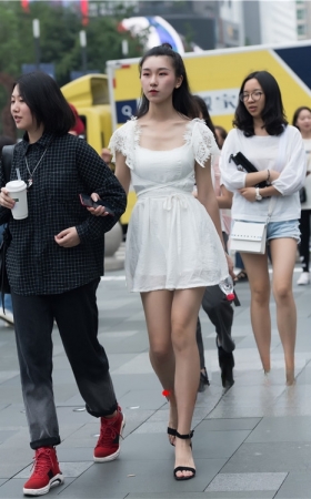 街拍白色连衣裙美女(25P)
