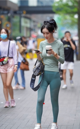 漂亮的瑜伽紧身裤美女(34P)