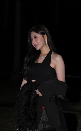 夜拍气质黑裙美女【套图+视频】
