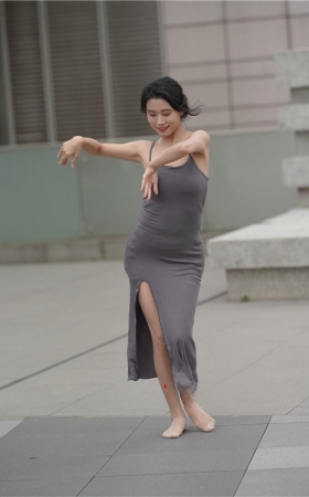 跳舞的连体包臀裙美女【套图+视频】
