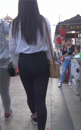 黑裤紧身妹子
