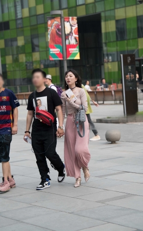 丰满、圆润、性感橙色贴身紧身裤美女 [15P]