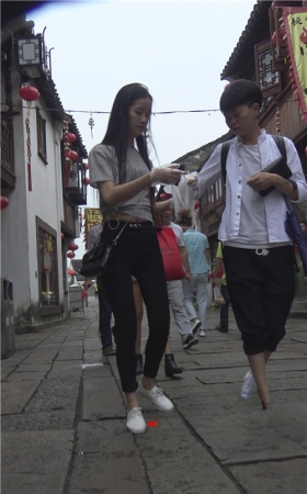 街拍黑色紧身裤长发小姐姐