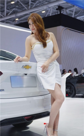 雪佛兰白裙车模美女