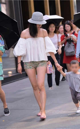 带孩子的漂亮美妇(24P)