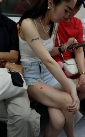 玩手机的裸腿妹子