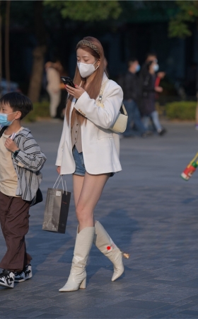 玩手机的妹子(146P)