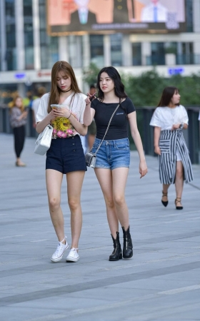 两个时尚长腿小姐姐3A1363[174M]