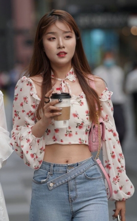 可爱的大长腿美女 [52P1V-831MB]
