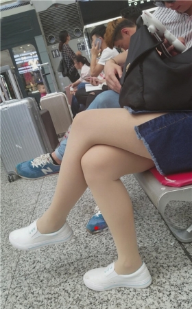 红衣肉丝妹子