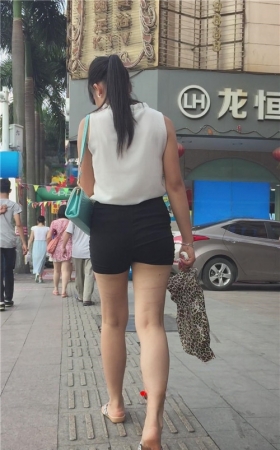 黑色热裤小妹