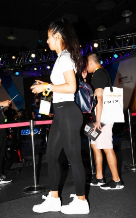 完美高挑身材黑色健体紧身裤美女 [19P]