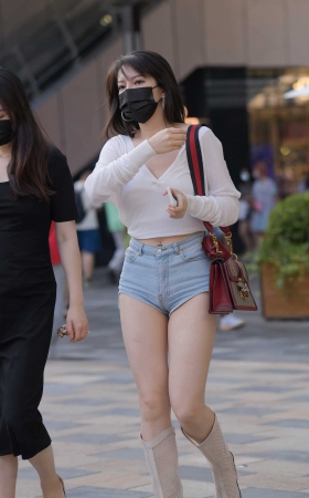 紧身牛仔热裤耳环美女 [27P]