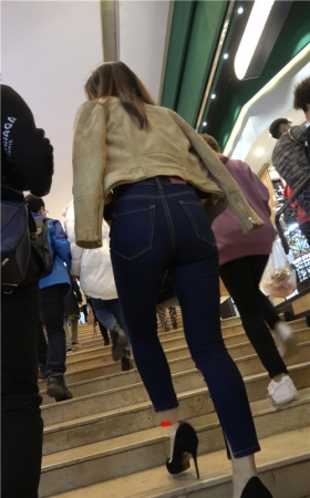 漂亮的紧身牛仔裤美女