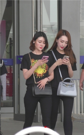 两个漂亮的黑裤美女