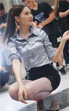 黑色包臀裙美女