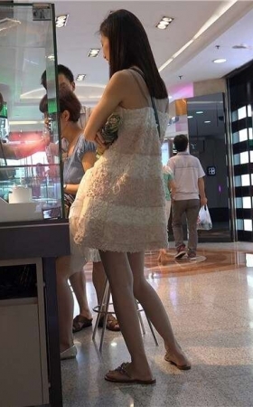 红衣白裙极品丝足美女春刚闹古村FF050[644M]