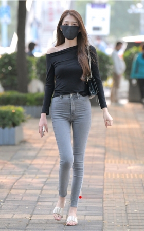 苗条的紧身牛仔裤美女(136P)