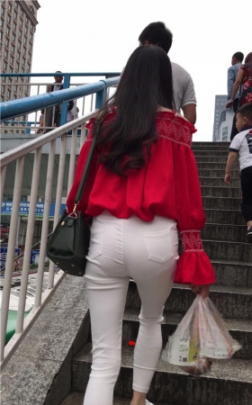 白裤红衣妹子