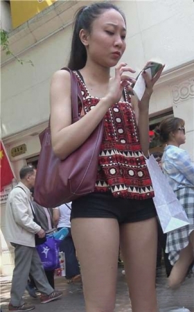 4k-街拍复古风吊带衫超短热裤美臀美眉 [2.47 GB]