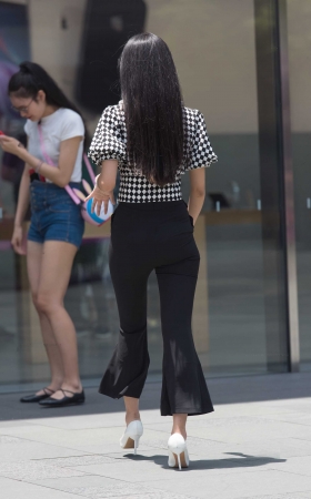 在录视频的美女 [14P]