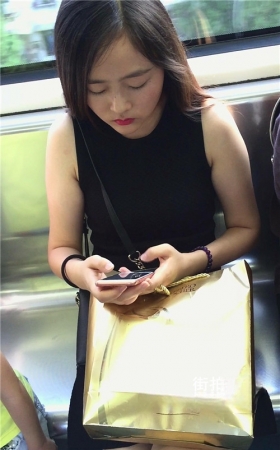 地铁上偶遇文静甜美的妹子