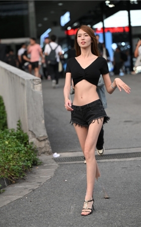 清凉的妹子(48P)