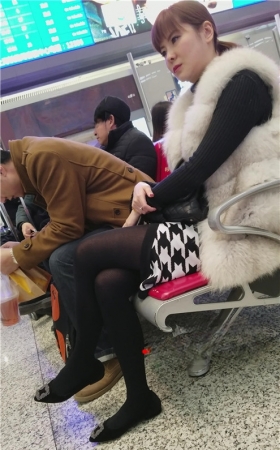 漂亮的黑丝美女