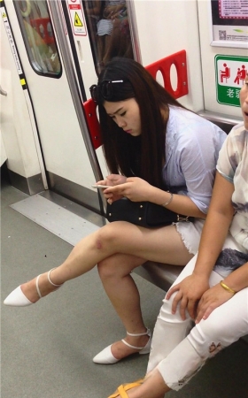 地铁上极品美腿美女