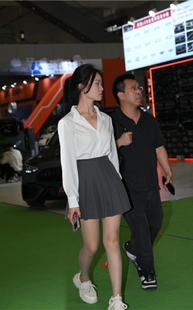 黑裙白裙俩美女(97P)