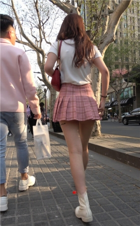 粉色短裙美女