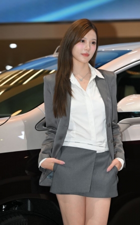 网红美女牛牛OL制服 [89P-1.69GB]