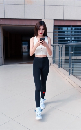黑色紧身裤美女【套图+视频】