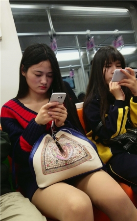地铁上的长腿妹子