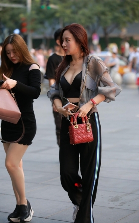 性感的低胸美女(15P)