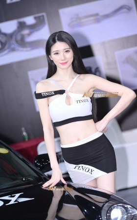 改装车的美女 [13P]