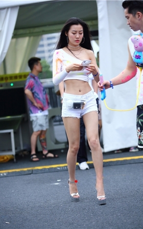 白色热裤长腿美女美女(26P)