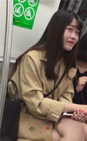地铁上的圆脸肉嘟嘟水妹子