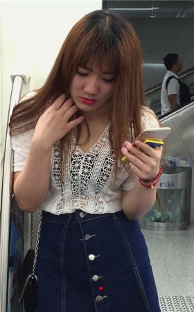 地铁偶遇大红唇美女